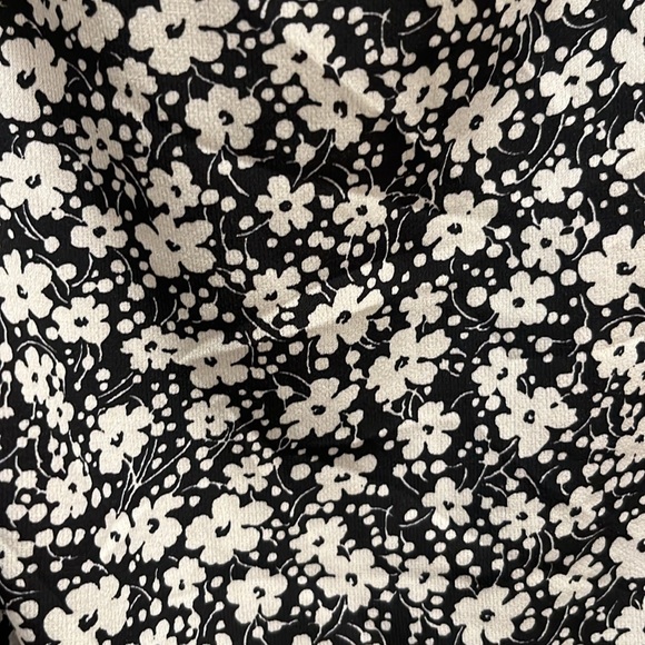 Cute flowy floral dress, a little longer than knee length - Picture 4 of 6